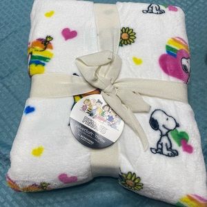 NWT Snoopy PEANUTS Blanket Throw